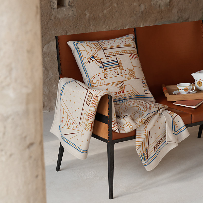 クッション 《エタージュ・デュ・フォーブル》 プリント | Hermès